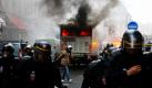 Streiks, Blockaden und Krawalle: Frankreich droht im Chaos zu versinken. Aus Protest gegen die umstrittene Rentenreform gingen gestern nach Gewerkschaftsangaben erneut 3,5 Millionen Menschen auf die Straße. Im Luftverkehr, auf Schienen und Straßen gab es massive Behinderungen. Auch in Schulen, Universitäten und Betrieben kam es zu Beeinträchtigungen. In Lyon, Paris und anderen Orten gab es erneut schwere Zusammenstöße zwischen randalierenden Jugendlichen und der Polizei. Foto: dapd