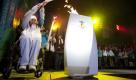Fackelträgerin Kristen McBride wird von Tausenden bejubelt, als sie die olympische Fackel bei einer Feier in Squamish, British Columbia, entzündet. Foto: ap