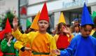 Als Spielfiguren zum Spiel Fang den Hut verkleidet laufen Jungs beim Rutenfest durch die Innenstadt von Ravensburg. Mehr als 50.000 Besucher säumten bei dem traditionellen Fest den Umzug. Die Ursprünge gehen auf das Mittelalter zurück, als die Kinder für die Lehrer in der Schule die Bestrafungsruten sammeln mussten. Foto: dpa