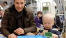 Der Moderator Kai Pflaume (2.v.r.) und die Kinder Dragana (l), Ayse (2.v.r.) und Julian (r) sitzen am Donnerstag (16.12.2010) in München (Oberbayern) in der Tagesklinik für Krebspatienten im Haunerschen Kinderkrankenhaus zusammen. Bei einer Aktion der Regine Sixt Kinderhilfe e.V. besuchen und beschenken Prominente Kinder, die in Krankenhäusern behandelt werden. Foto: Tobias Hase dpa/lby +++(c) dpa - Bildfunk+++  Foto: dpa