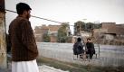 Ein Pakistani wartet auf einen hängenden Stuhl, um eine Schlucht bei Rawalpindi überqueren zu können. Die Brücke befindet sich in der Erbauungsphase. Foto: ap