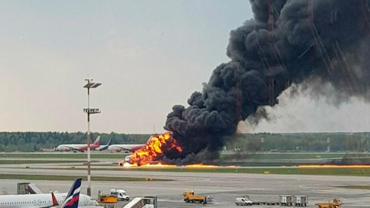 Ein Bild zeigt ein russisches Passagierflugzeug, das kurz nach dem Start Feuer gefangen hat und zu dem Moskauer Flughafen Scheremetjewo zurückkehren musste.