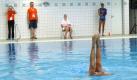 Beine und Füße aus dem Wasser: Eine beliebte Figur im Solo-Synchronschwimmen zeigt Manuel Bello aus den USA. Foto: news.de