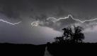 Das verheerende Unwetter kostete einer Frau sogar das Leben. Wie die Polizei mitteilte, wurde die 51-Jährige im Salzlandkreis von einem Dachziegel erschlagen. Ein Verwandter entdeckte die Tote auf ihrem Grundstück in Bernburg, südlich von Magdeburg. Foto: dpa