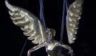 A woman portraying the Angel of Independence hangs from a hot air balloon during bicentennial celebrations in Mexico City's main Zocalo plaza, Wednesday Sept. 15, 2010. Mexico celebrates the 200th anniversary of its 1810 independence uprising. (AP Photo/Dario Lopez-Mills)

 Foto: ap