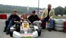 Bahn/ Rennbahn/ Reifen/ Praesident/ Kinder/ Kerpen/ Kartwagen/ Kartverein/ Kartbahn/ Halbfigur/ Gruppe/ Gert Brandes
Anlaesslich der Preview des ZDF-Films 'Schumi und Co - vom Kartkid zum Formel 1 Star' am Dienstag (04.07.00), stellt der Praesident des Kerpener Kartvereins 'Berge v. Tripps' , Gert Brandes (r.), den Vereinsnachwuchs vor. Vlnr.: Marcel Jelenowski (13), Julia-Isabella Kuhn (15)und Sebastian Vettel (13). Foto: Volker Lannert/ ddp *** Local Caption *** 00024448 Foto: dapd