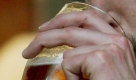 Wer zu tief ins Glas schaut und dabei auch noch beobachtet wird, hat die Spitzen der Kollegen in den nächsten Tagen sicher. Wer dagegen nicht Gesprächsthema werden will, sollte nicht mehr als ein Glas oder gar nichts alkoholisches Trinken.
 Foto: dpa