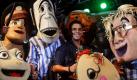 Der Reggaeton-Musiker Tito el Bambino eröffnet zusammen mit lustigen Gestalten die 41. Ausgabe des Straßenfestes von San Sebastian in Puerto Rico. Foto: dpa