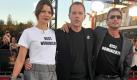 Die Schauspielerin Jessica Schwarz, Regisseur Torsten C. Fischer und Schauspieler Thomas Kretschmann kommen in Köln über den Roten Teppich zur Verleihung des Deutschen Fernsehpreises. Auf T-Shirts bekunden sie ihren Protest gegen den Wegfall einiger Preis-Kategorien.  Foto: dpa