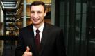 Der Politiker und Sportler Vitali Klitschko posiert nach politischen Gesprächen im Jakob-Kaiser-Haus in Berlin. Klitschko ist als Vorsitzender der ukrainischen Partei UDAR mit Vertretern seiner Parteiführung nach Berlin gekommen. Klitschko engagiert sich in der Ukraine seit einiger Zeit politisch und will mit UDAR (Schlag) eine programmatische Partei nach europäischem Vorbild aufbauen.  Foto: dpa