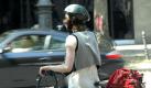 Auch Erwachsene sollten einen Fahrradhelm tragen. Foto: dpa
