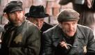 Er ist ein sympathischer Lügner:Jakob der Lügner (hier in einer Filminterpretation mit Robin Williams)ist das bekannteste Werk des Schriftstellers Jurek Becker. Darin geht es um Jakob, der in einem polnischen Ghetto lebt und im Radio die hoffnungsvolle Nachricht vom Vormarsch der Roten Armee hört. Das kann er - trotz des strikten Verbots, im Besitz eines Radios zu sein - nicht für sich behalten. Was mit einer Notlüge beginnt, gerät rasch außer Kontrolle. Um die Hoffung und den Lebensmut der Ghettobewohner zu stärken, erfindet Jakob immer neue Nachrichten. Foto: dpa