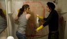 In der schwarzen Komödie Sunshine Cleaning reinigen Rose Lorkowski (Amy Adams, links) und Norah Lorkowski (Emily Blunt) oftmals blutverschmierte Tatorte von Verbrechen. Für die beiden Schwestern ist dies mehr als ein guter Nebenverdienst: Während sie die Relikte des Todes beseitigen, gehen sie auch ihren eigenen traumatischen Erfahrungen der Vergangenheit auf den Grund. Der Film des Produzententeams vom Independent-Hit Little Miss Sunshine lief 2009 in den deutschen Kinos und wäre ohne das Dreamteam Adams/Blunt nur halb so schön. Foto: dpa