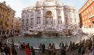 Das bekannteste Wahrzeichen Italiens ist wohl der Trevi-Brunnen in Rom. Wirft man mit der linken Hand eine Münze über die rechte Schulter in den Brunnen, soll dies Glück bringen. Viele glauben daran: Jährlich fischen Beamte der Stadt rund 600.000 Euro aus dem Becken. Die Einnahmen werden für karitative Zwecke gespendet. Foto: dpa