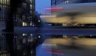 Ein Fussgaenger und ein Pkw spiegeln sich am Freitag (07.01.11) in Berlin an einer Kreuzung am Potsdamer Platz in einer Pfuetze. Anhaltende milde Temperaturen sorgen weiter fuer Tauwetter. Foto: Steffi Loos/dapd Foto: ddp