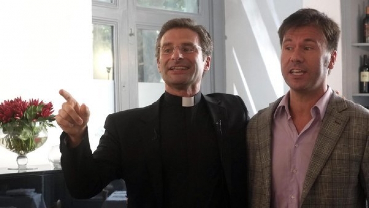 Krzysztof Charamsa und sein Lebenspartner bei Charamsas offiziellen Coming Out am 3.10.2015.