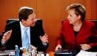 Bundeskanzlerin Angela Merkel (CDU) und Außenminister Guido Westerwelle (FDP) unterhalten sich während der Kabinettssitzung in Berlin. Die Bundesregierung hat ihr umstrittenes Sparpaket auf den Weg gebracht. Das schwarz-gelbe Kabinett billigte den Entwurf für das sogenannte Haushaltbegleitgesetz.  Foto: dpa