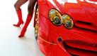 Ein Model posiert auf der Automobilmesse in Erfurt an einem getunten McLaren Mercedes SLR Sportwagen. Auf der dreitägigen Messe zeigen nach Veranstalterangaben rund 115 Aussteller bis Sonntag die neuesten Trends der Automobilbranche. Foto: ddp