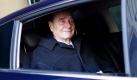 Der ehemalige Präsident Frankreichs, Jacques Chirac, verlässt sein Büro in Paris. Ein Korruptionsfall, der ab heute vor dem Gericht verhandelt werden soll, macht in Frankreich Furore: Der 78-jährige Chirac soll sich in seiner Amtszeit von 1995 bis 2007 unter anderem der Veruntreuung schuldig gemacht haben. Foto: dapd