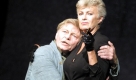 Der Theaterbühne gehört seine Leidenschaft:Uwe Friedrichsen mit Nicole Heesters in Der Besuch der alten Dame am Ernst-Deutsch-Theater in Hamburg im Jahr 2001. Foto: dpa