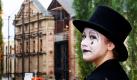 Die Schauspielerin Aline Wollmer beobachtet, wie die Rückfassade des Meininger Theaters um fünf Meter nach hinten verschoben wird. Mit der von zahlreichen Zuschauern verfolgten Aktion soll im Zuge der Generalsanierung des Theaters mehr Platz für Bühne und Orchestergraben geschaffen werden.  Foto: dpa