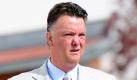 Der beurlaubte Bayern Trainer Louis van Gaal verlässt nach einem Besuch in München das Trainingsgelände des FC Bayern München. Der nach dem 1:1 in Nürnberg und dem Abrutschen auf Platz vier beurlaubte Chefcoach wollte sich offenbar noch einmal offiziell verabschieden. Foto: dpa