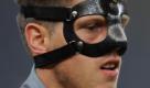 Beim Abschlusstraining der Niederlaendischen Nationalmannschaft trainiert Torjäger Klaas-Jan Huntelaar mit einer Gesichtsmaske. Die Niederlande treffen am Dienstag in Hamburg in einem Freundschaftsspiel auf Deutschland.  Foto: dapd