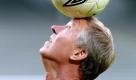 ARCHIV: Manchester United's soccer team coach Sir Alex Ferguson juggles with the ball as his team train Tuesday Sept. 14, 2004, in Lyon, central France, prior to Wednesday's Champions League Group D match against Lyon (Foto vom 14.09.04). Der schottische Fussballtrainer Sir Alex Ferguson feiert am Sonntag (06.11.11) sein 25-jaehriges Dienstjubilaeum beim englischen Klub Manchester United. Seit dem 6. November 1986 ist der 69-Jaehrige bei den 'Red Devils' im Amt und inzwischen der erfolgreichste Trainer der Vereinsgeschichte. Unter 'Fergie' gewann United zwoelfmal die Meisterschaft, fuenfmal den Pokal, viermal den Ligapokal und zehnmal das Community Shield. International holte Manchester unter Ferguson, der 1999 von der Queen zum Ritter geschlagen wurde, zweimal den Europapokal der Pokalsieger sowie den europaeischen Supercup (je 1983 und 1991) und gewann ebenso haeufig die Champions League (1999, 2008). (zu dapd-Text) Foto: Patrick Gardin/AP/dapd Foto: dapd