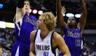 Dirk Nowitzki (Mitte) hat es unterm Korb mit zwei Verteidigern zu tun. Beim Spiel gegen Sacramento waren die Mavericks wieder einmal erfolgreich. Foto: dpa