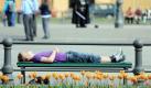 Ruhepause in der Frühlingssonne: Ein Tourist ruht sich am Pariser Platz in Berlin aus. Foto: Maurizio Gambarini Foto: dpa
