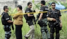 Indonesian police officers stand guard following a raid on a house where suspected terrorists were holed up in Ciputat, Banten province, Indonesia, Friday, Oct. 9, 2009. Anti-terrorism police raided a house near the Indonesian capital on Friday, shooting dead two suspects and capturing two others, a police official and media reports said. (AP Photo/Tatan Syuflana) Foto: ap