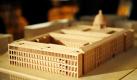 Die Ostseite des Holzmodelles des geplanten Neubaus des ehemaligen Berliner Stadtschlosses nach den Plänen des italienischen Architekten Francesco Stella. Die schwarz-gelbe Koalition erwägt nach Informationen der Rheinischen Post, den Wiederaufbau des Berliner Stadtschlosses zu verschieben. Der ab 2011 geplante Wiederaufbau stehe angesichts des Sparzwangs im Haushalt infrage.  Foto: ddp