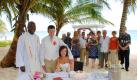 Heiraten, barfuß und direkt am Strand - wer davon träumt findet auf Barbados und St. Lucia die perfekte Kulisse. Und während geflittert wird können Pärchen tauchen, segeln oder surfen gehen.  Foto: Almond Resorts