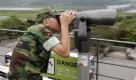 A South Korean Army soldier looks at the northern side through a pair of binoculars at the Imjingak Pavilion in Paju, near the demilitarized zone (DMZ) of Panmunjom, South Korea, Sunday, June 13, 2010. North Korea vowed Saturday to launch an all-out attack against South Korean loudspeakers and other propaganda facilities along their heavily fortified border, warning it can even turn Seoul into a 'sea of flame.' (AP Photo/Ahn Young-joon) Foto: ap