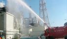 Feuerwehren wässern die Reaktoren: Die Notkühlung scheint am Tag zehn nach dem Beben einen gewissen Erfolg zu haben. Die Situation an den beschädigten Fuskushima-Reaktoren hat sich in den vergangenen Tagen stabilisiert. Foto: dapd