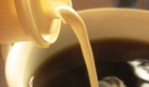 Wer seinen Kaffee dennoch etwas geweißt trinken möchte, kann auf die etwas laktoseärmere Kaffeesahne oder Sojamilch zurückgreifen. Foto: piqs.de