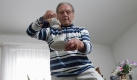 Der 95-jährige Artist und Supertalent-Kandidat Rudolf Franke balanciert in seiner Wohnung in Heidenau (Sachsen) auf einer Rolle, während er sich einen Kaffee eingiesst.  Foto: ddp