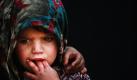 Ein afghanisches Flüchtlingsmädchen steht im pakistanischen Rawalpindi vor ihrem Haus. Foto: ap