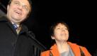 Die Theologin und ehemalige Ratsvorsitzende der Evangelischen Kirche Deutschlands (EKD), Margot Kaessmann, und der CSU-Landesgruppenvorsitzende Hans-Peter Friedrich geben am Mittwoch (05.01.11) waehrend der CSU-Klausurtagung in Wildbad Kreuth vor einem Kamingespraech ein Interview. Die CSU-Landesgruppe kommt in Wildbad Kreuth zu ihrer traditionellen Klausurtagung zusammen. Hauptthemen des dreitaegigen Treffens sind die Innere Sicherheit, der Euro und die Finanzkrise sowie die Sicherung des Aufschwungs in Deutschland. (zu dapd-Text)
Foto: Lukas Barth/dapd Foto: ddp