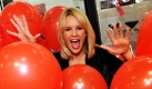 Die Schauspielerin Monica Ivancan posiert anlässlich des Welt-Aids-Tages in Köln. Viele Prominente engagieren sich im Kampf gegen die Krankheit Aids. Foto: dpa