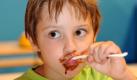 Das schmeckt! Essen Kinder allerdings nur den Nachtisch und verweigern sie den Rest, sollte es keine Zwischenmahlzeit am Nachmittag geben. (Bild: dpa/tmn) Foto: dpa