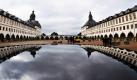 Das Schloss Friedenstein in Gotha mit dem sanierten Westturm spiegelt sich auf einem Autodach. Die Stiftung Thüringer Schlösser und Gärten übergibt die sanierten Turmräume für die erste neue Dauerausstellung Tiere im Turm des Gothaer Museums der Natur. Sie soll Präparate außereuropäischer Tiere zeigen und zum Jahresende eröffnet werden. Foto: dpa