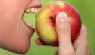 Grund 8: Wissen Sie, wie ein Apfel oder eine frische Erdbeere schmecken? Als Raucher müssten Sie diese Frage ehrlicherweise verneinen. Denn durch den regelmäßigen Zigarettenqualm sind Geschmacks- und Geruchssinn gestört. Wenn Sie jetzt schon finden, dass saftige Früchte, frischer Joghurt und andere Leckereien wirklich gut schmecken, sollten Sie die mal ganz ohnre Rauch probieren. Bereits nach 48 Stunden ohne Qualm kommen Sie in den wahrhaftigen Genuss. Foto: dapd