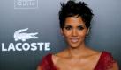 Die Preisträgerin des Lacoste Spotlight Awards Halle Berry ist zu Gast bei der jährlichen Verleihung der Costume Designers Guild Awards in Beverly Hills, Kalifornien. Damit wird die Oscarpreisträgerin für ihren sicheren Modegeschmack belohnt.  Foto: dapd