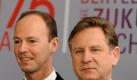Vorstandschef Hartmut Ostrowski (hier rechts im Bild) wechselt in den Aufsichtsrat des Unternehmens. Nachfolger ist der bisherige Finanzvorstand Thomas Rabe. (Archivbild) Foto: dpa
