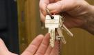Bevor Bauherren die Schlüssel übernehmen, sollten sie auf eine Begehung bestehen. (Bild: Schierenbeck/dpa/tmn) Foto: dpa