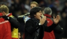 In der zweiten Halbzeit gab Russland dann Gas. Joachim Löw hatte genügend Gründe zum Aufspringen. Erst spielte Jérome Boateng teilweise zu lässig, dann ging er nach zwei Gelben Karten vom Platz. Löw brachte Arne Friedrich, der half, den Sieg zu halten. Foto: dpa