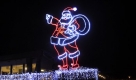 Glitzer in Fernost: Auf dem Hof der US-Botschaft in Birma leuchtet ein Santa Claus aus tausenden kleinen Glühlampen. Foto: ap