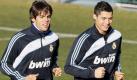 Platz 1: Real Madrid, 401,4 Mio. Euro (Stand nach der Saison 2007/08) Die Königlichen aus Spaniens Kapitale sind Umsatztechnisch die Nummer eins weltweit. 150 Millionen davon haben sie in die Hand genommen, um Cristiano Ronaldo (r.) und Kaká nach Madrid zu locken. Foto: dpa