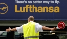 Die Deutsche Lufthansa (hier ein Foto vom Flughafen in Düsseldorf) plant einem Medienbericht zufolge einen Stellenabbau. Wie das Handelsblatt berichtet, will die größte deutsche Fluggesellschaft im sogenannten Zentralbereich bis 2012 rund 15 Prozent der Stellen streichen. Ziel sei es, den Abbau durch natürliche Fluktuation umzusetzen. Foto: ddp